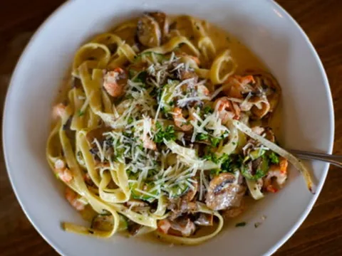 Fettuccine alfredo pasta dish at Spiro's Pizza & Pasta in Shoreline WA